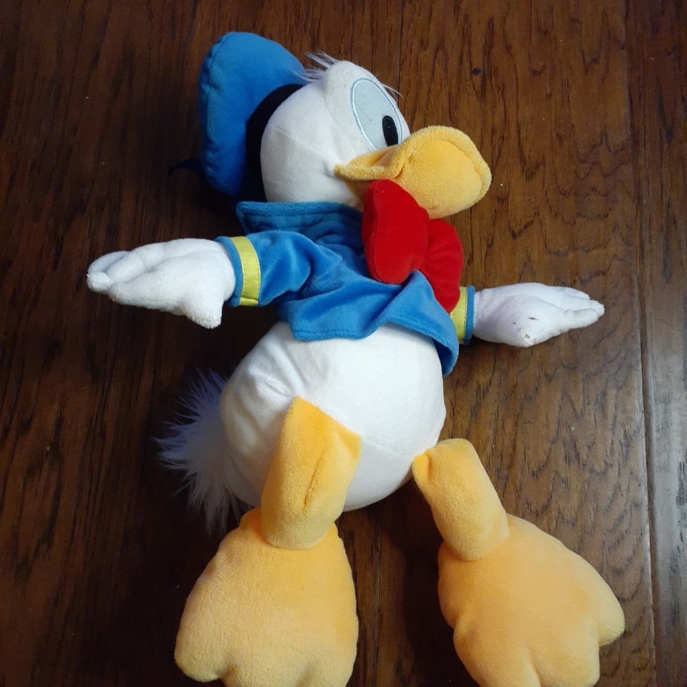 GORGEOUS NEW Disney 20" DONALD DUCK Plush.